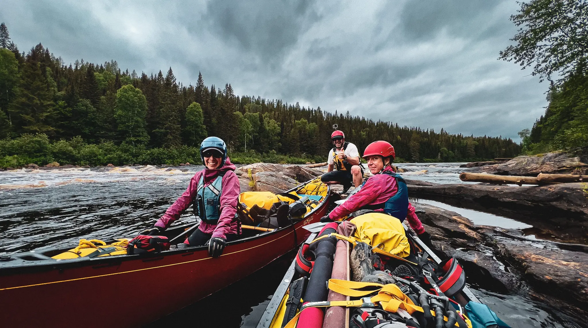 Équipe de canoteurs en rivière — Haute-Gatineau