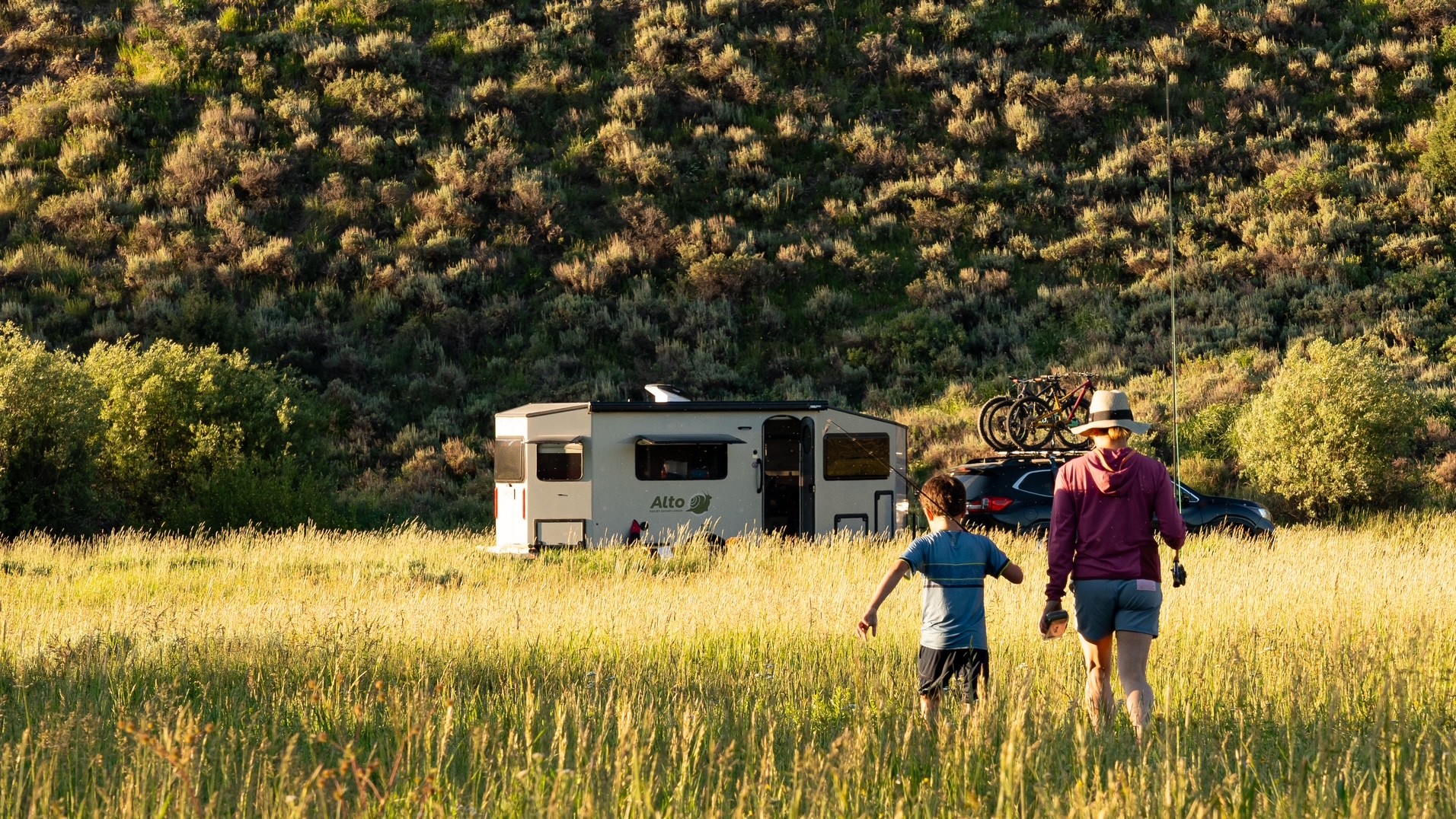 Famille marchant vers le Alto Safari Condo dans une prairie dorée — Ouest américain