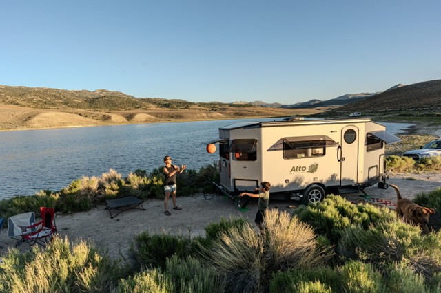 Safari Condo Alto installé au bord d’un lac de montagne — Ouest américain