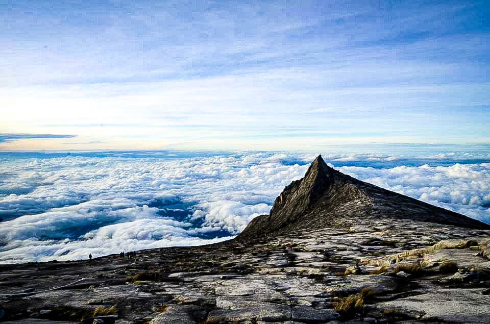 Sommet du mont Kinabalu au-dessus d'une mer de nuages — Bornéo