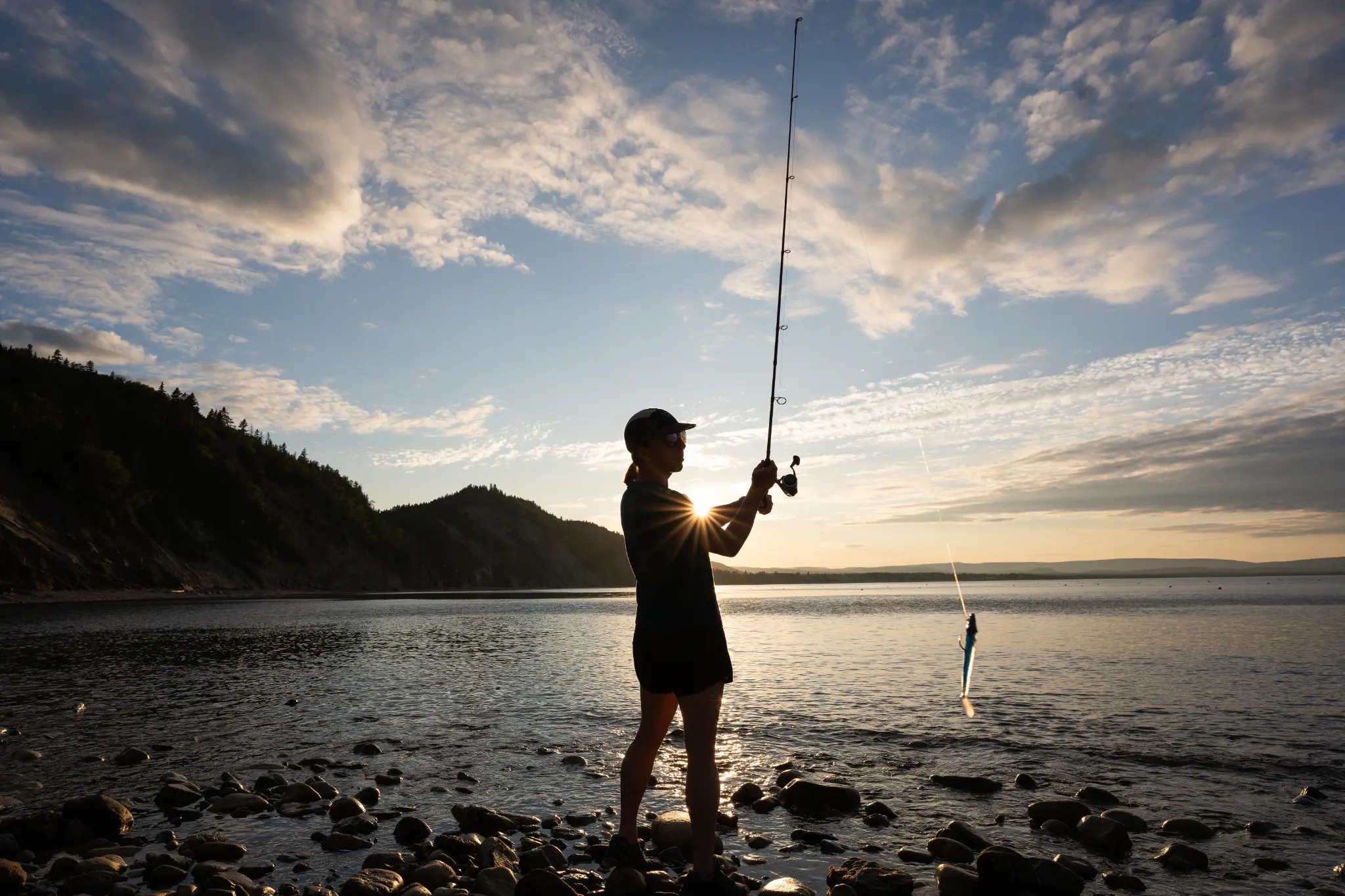 Silhouette d'une pêcheuse au coucher de soleil — Gaspésie