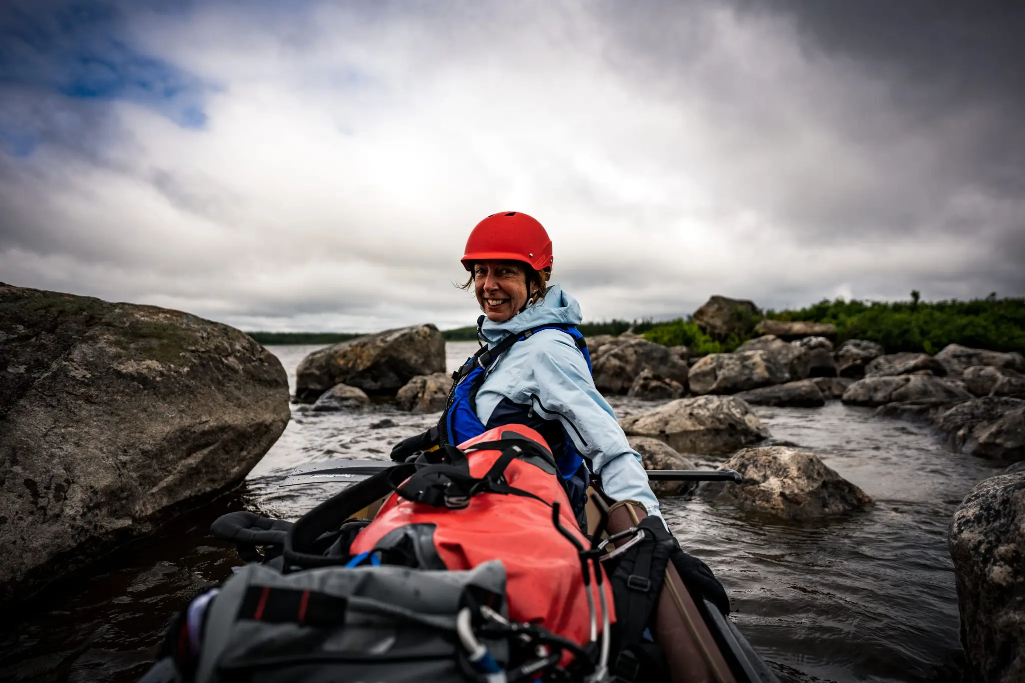 Sourire en canot parmi les rochers — Haute-Gatineau