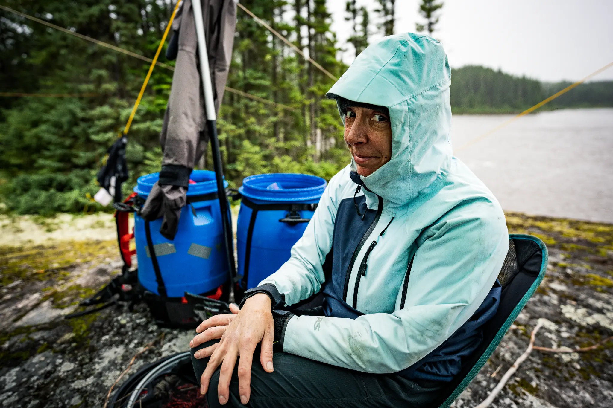 Portrait d’aventurière sous la pluie — Haute-Gatineau