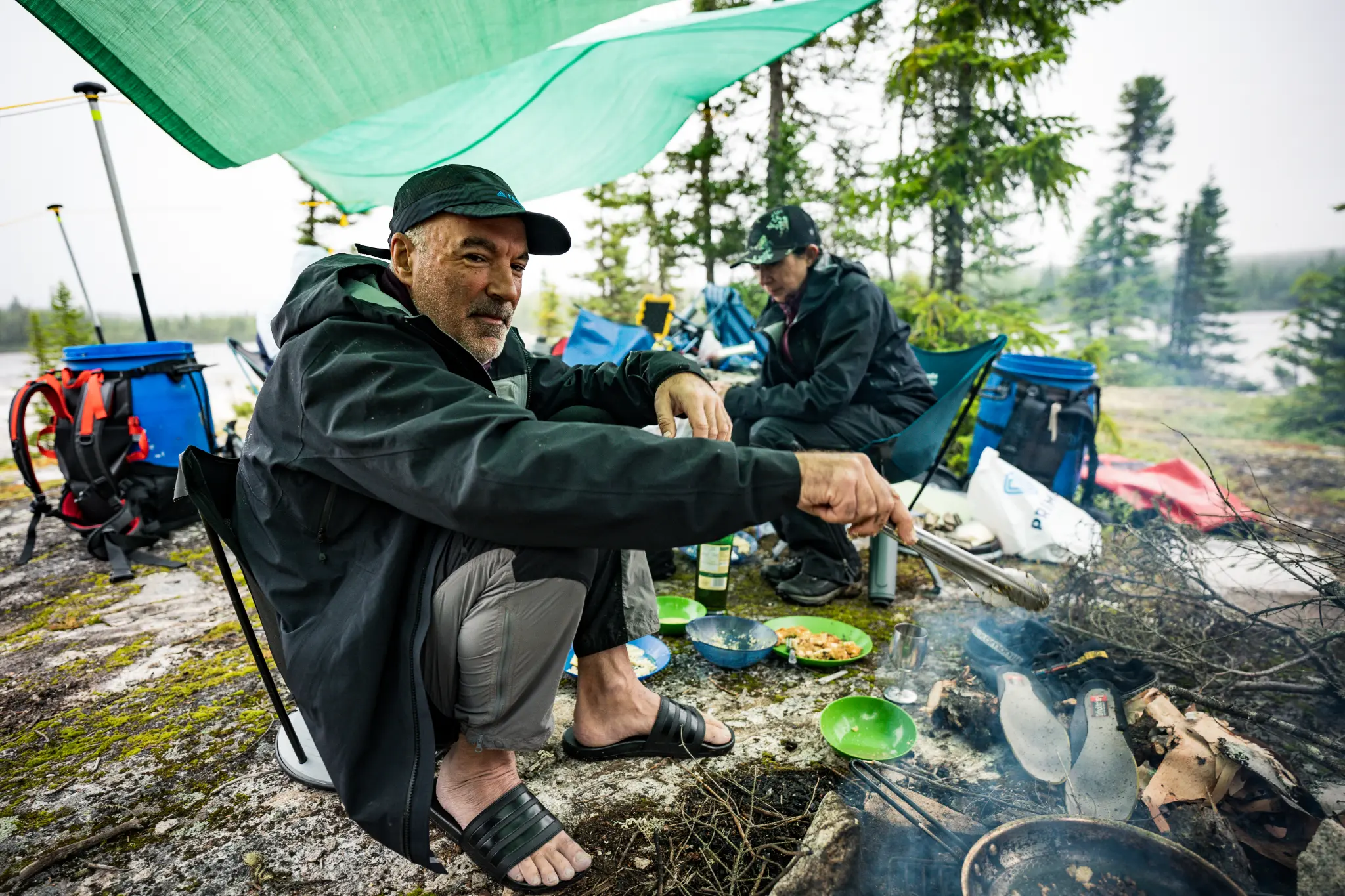 Repas au campement sous la bache verte — Haute-Gatineau