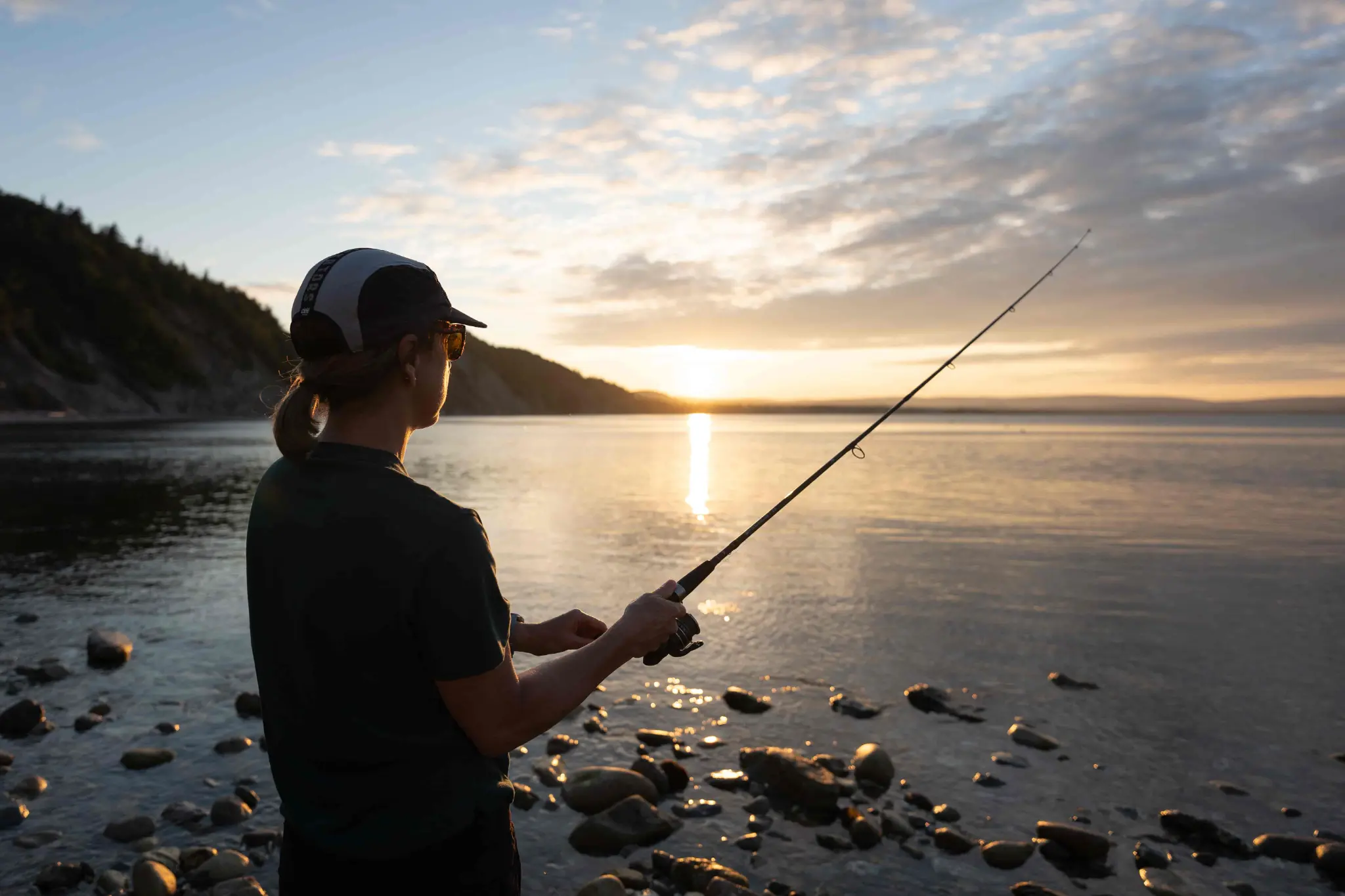Pêche au coucher de soleil sur le Saint-Laurent — Gaspésie