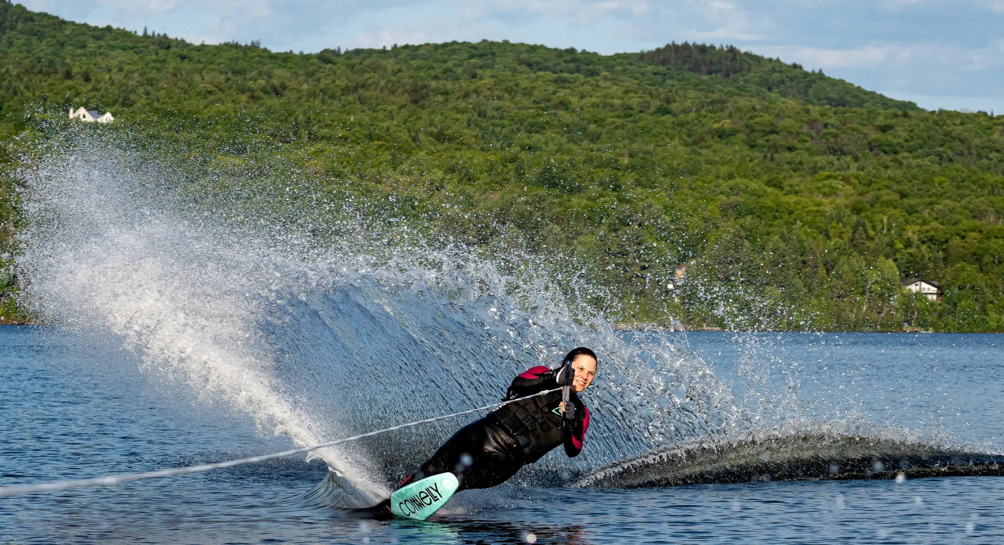 Ski nautique — lac en été