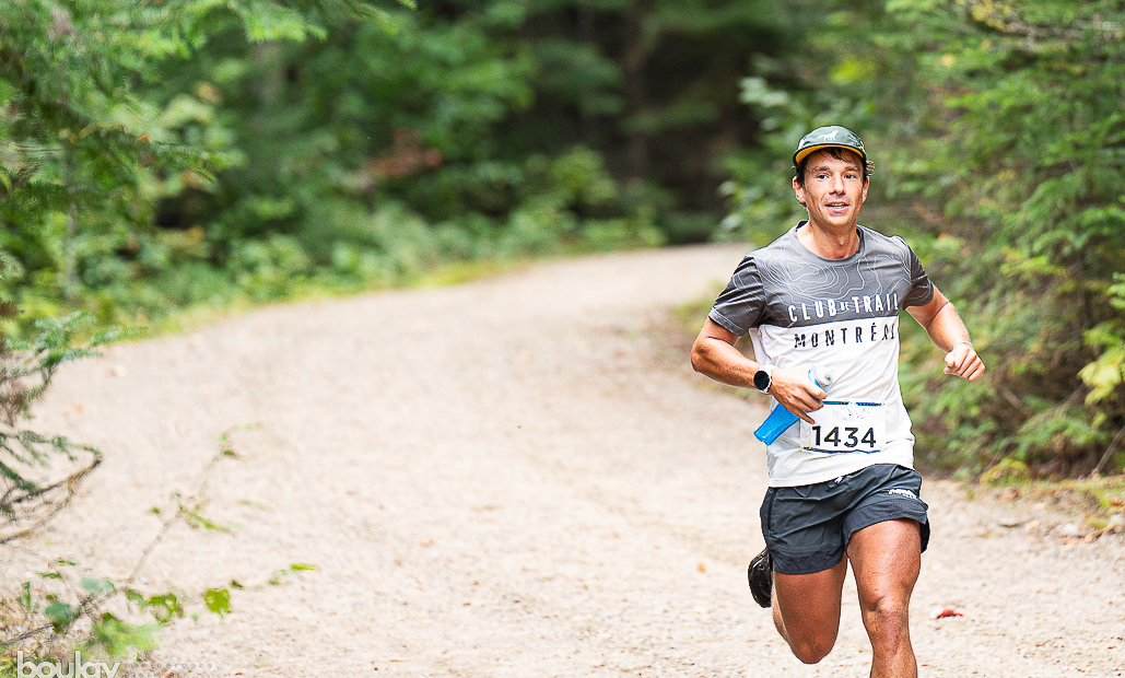 Trail running — sentier en forêt